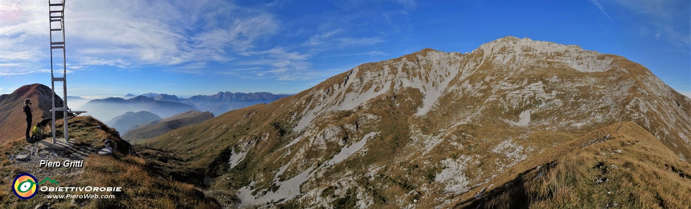 83 Alla Croce di Zorzone (2050 m) con vista panoramica  in punta Chignol d'Arale (2068 m), Menna e oltre  .jpg